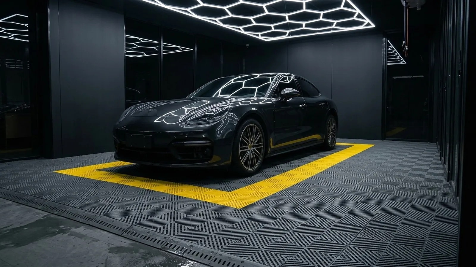 GELIBAO car wash and detailing bay with interlocking dark-gray and yellow PP grating floor tiles under a 14-grid hexagon honeycomb LED ceiling light